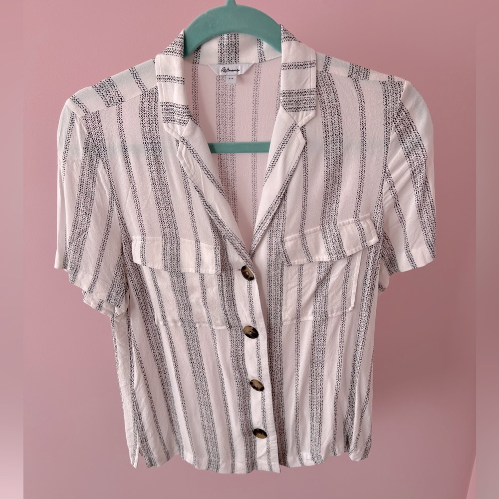 Reitmans short sleeved collared button up tee